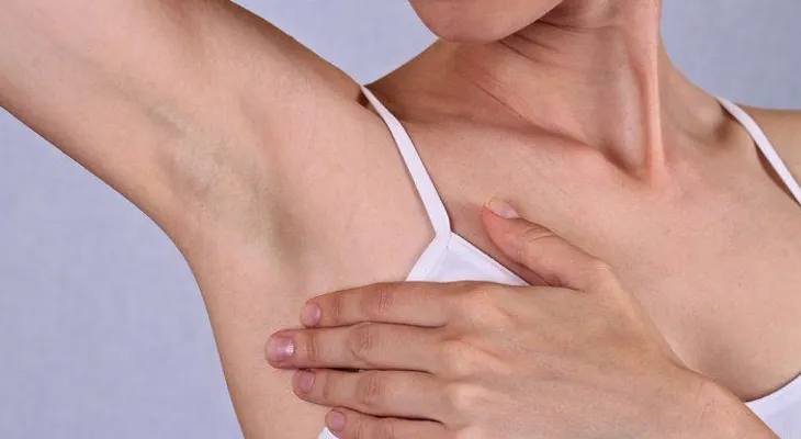 Cómo remover el vello de las axilas natural y permanentemente