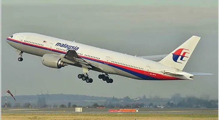 El avión de Malaysia pudo haber sido derribado por fuego real, según una investigación periodística