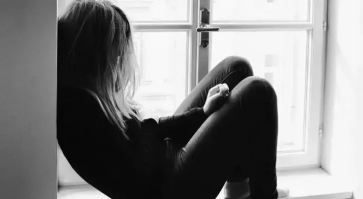 Personas en soledad tienen cinco veces más posibilidad de padecer depresión, según estudio