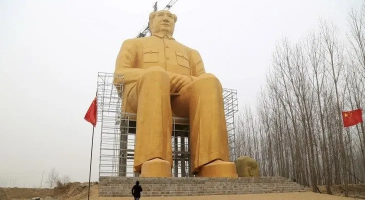 Demuelen la gigantesca estatua dorada de Mao en China (VIDEO)