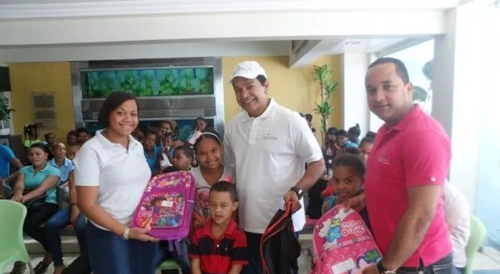 Fundación Médicos en Apoyo distribuye útiles escolares a niños necesitados