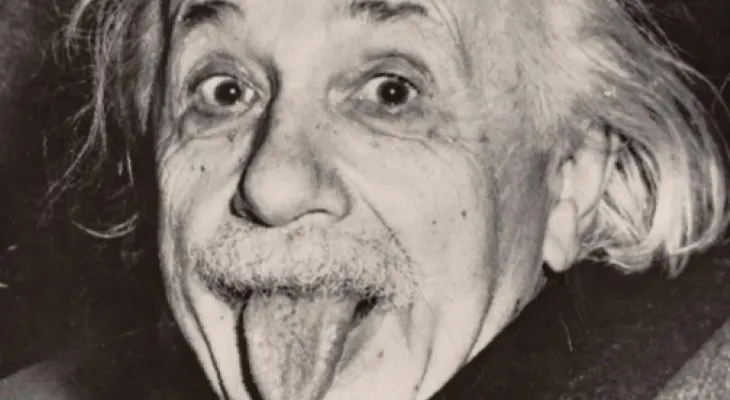 Subastan la copia más antigua de la foto de Einstein sacando la lengua