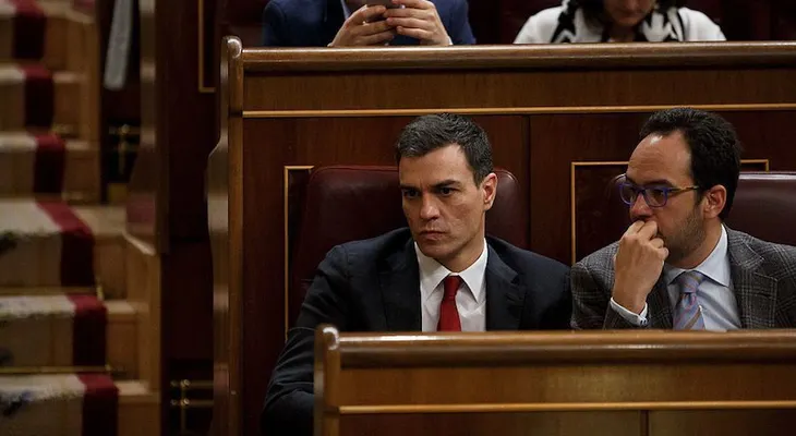 El rey Felipe VI propone al líder socialista como candidato a la presidencia