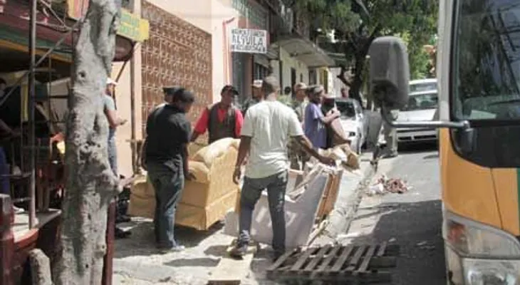 AMET y Ayuntamiento no detienen acciones contra quieres abren negocios en aceras