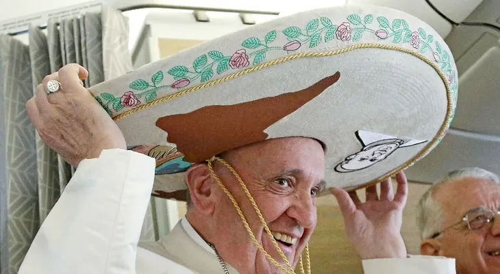 El papa Francisco usa un sombrero mexicano camino a Cuba