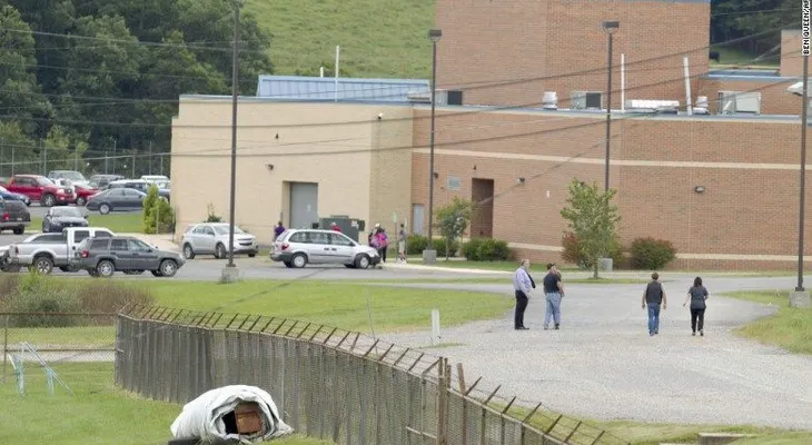 Joven armado toma a compañeros como rehenes en preparatoria de Virginia Occidental