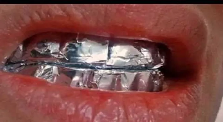 Esto le pasa a tus dientes si lo envuelves en papel aluminio (VIDEO)