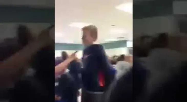 Estudiantes gringos hacen llorar a latinos en comedor escolar: ¡Construye ese muro! (VIDEO)