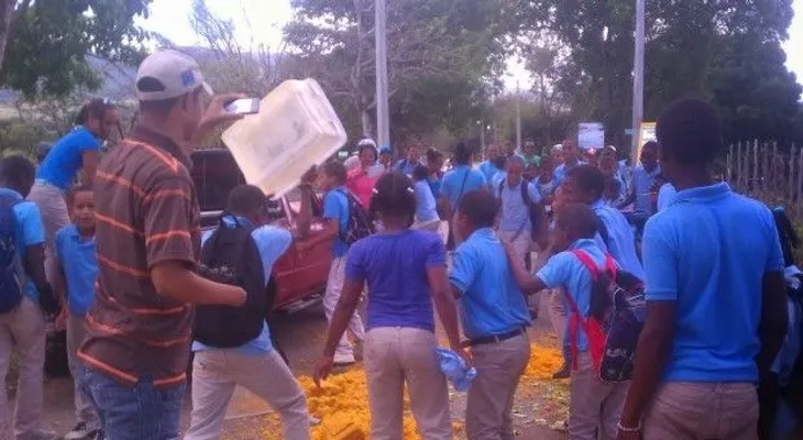 Estudiantes botan almuerzo alegando es de mala calidad