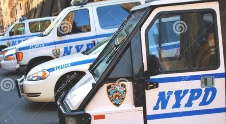 Vehículos de NY usados para exhibir letreros contra Donald Trum