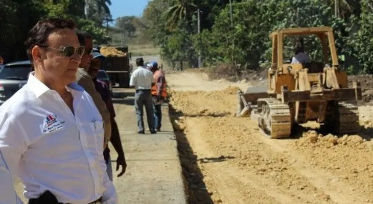Oisoe inicia asfaltado carretera Cruce Santana-Nizao