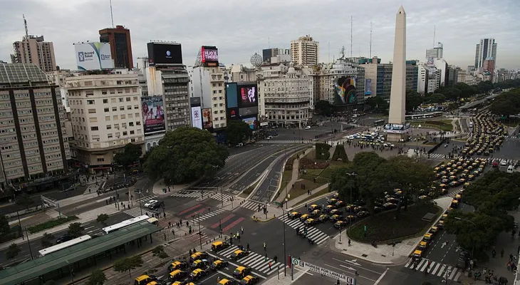 ¿Cuánto cuesta viajar en taxi en las capitales latinoamericanas?