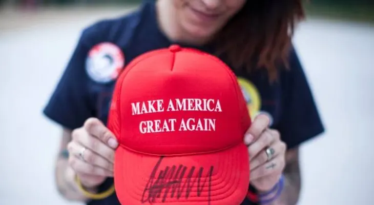 Un hispano recauda 14.000 dólares vendiendo gorras anti-Donald Trump