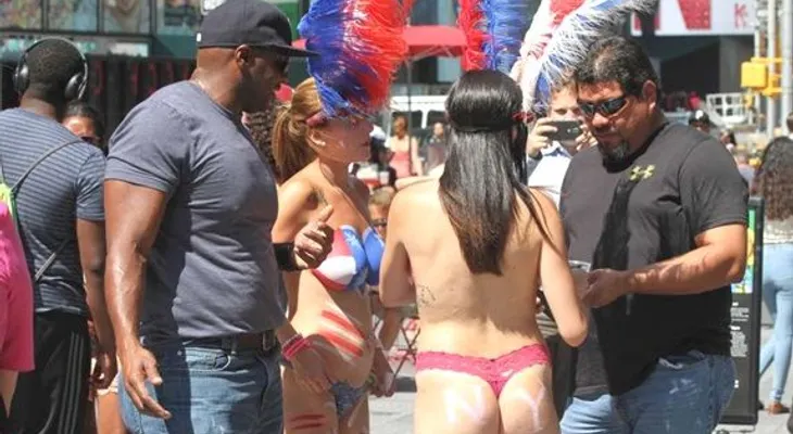 Apresan hispanas se exhiben desnudas frente consulado RD en NY