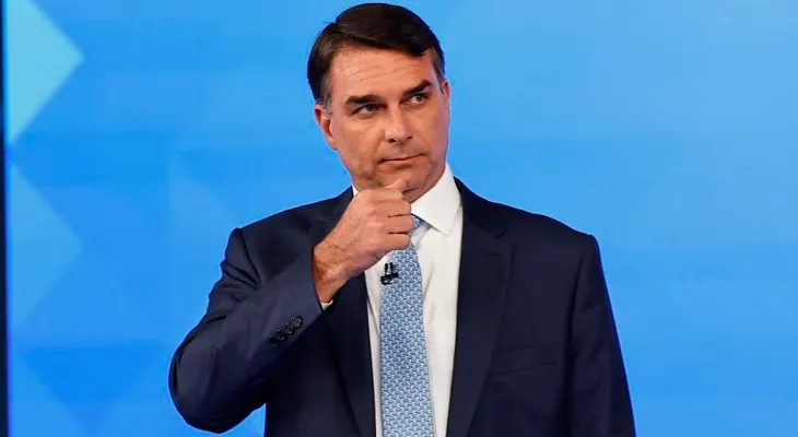 Flávio Bolsonaro lanza su campaña presidencial en Copacabana y busca heredar el movimiento de su padre