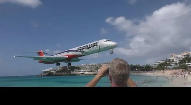 Impresionante aterrizaje de un avión en San Martín (VIDEO)