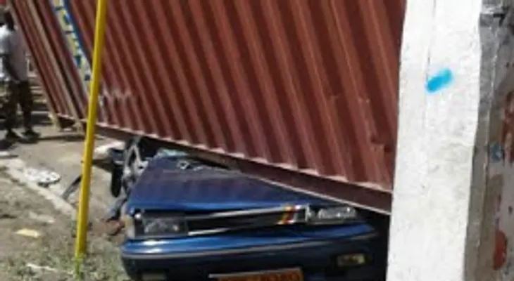 Chofer muere al chocar vehículo con patana estacionada en Santiago 