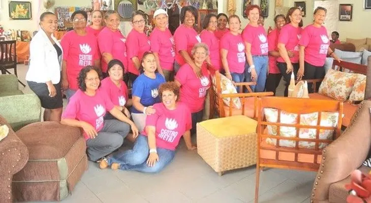 Mujeres emprendedoras realizan feria