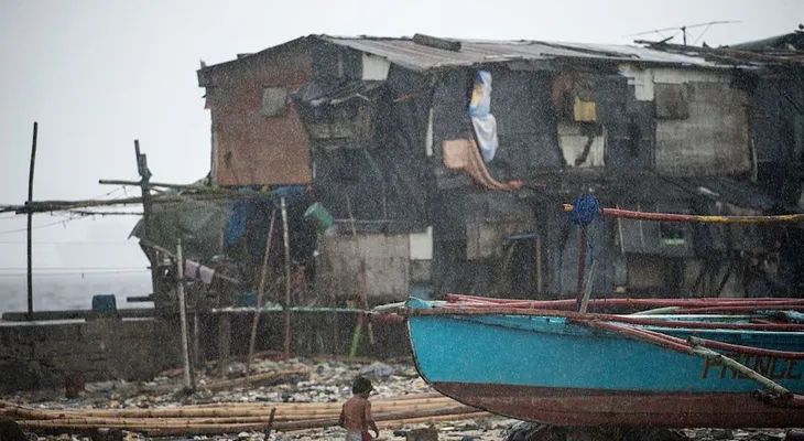 Miles de evacuados y pasajeros varados en Filipinas por tifón