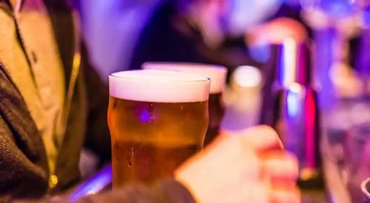  Presión social y festejos elevan consumo de alcohol y riesgo de intoxicación 
