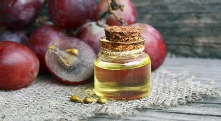 Cómo preparar una crema antiarrugas nocturna con aceite de uva. ¡Toma nota!
