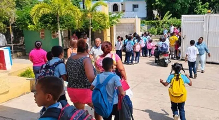 Hombre armado con machete irrumpe en escuela de Barahona y amenaza de muerte al director