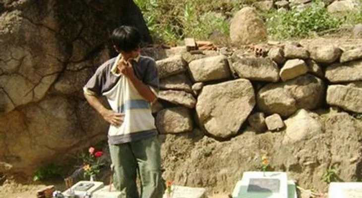 Un hombre entierra bebés abortados: cuando conozca la razón te quedarás sin palabras