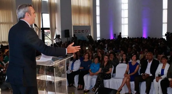 Abinader presenta 15 propuestas a favor de la mujer