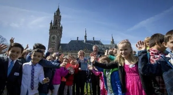Decirle a los niños que son especiales alimenta su narcisismo