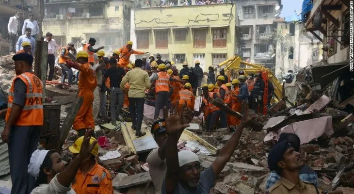 Derrumbe de antiguo edificio deja 19 muertos en la India