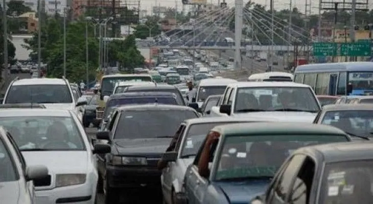 Vehículo averiado produce taponamiento en túnel de Las Américas