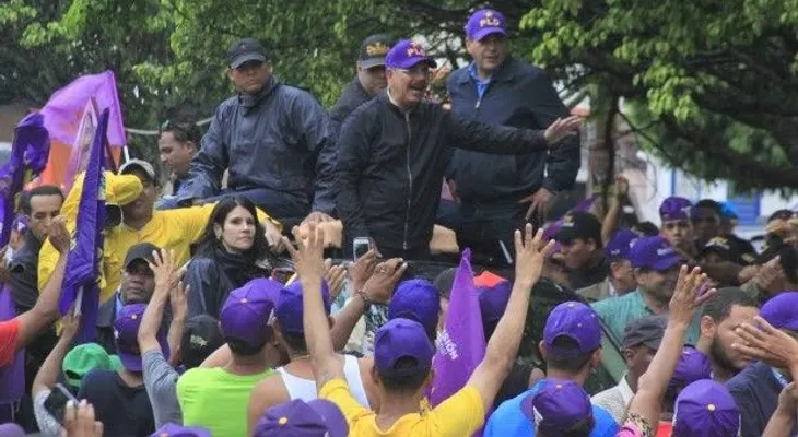 Danilo encabeza caravana  en la provincia Duarte