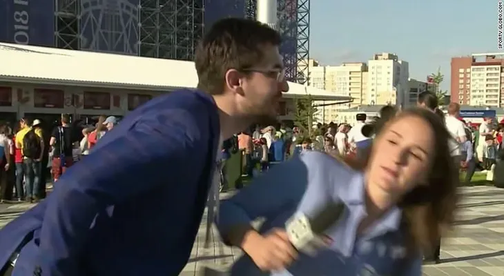 Una reportera regaña en directo a un hombre que trató de besarla durante el Mundial de Rusia 2018