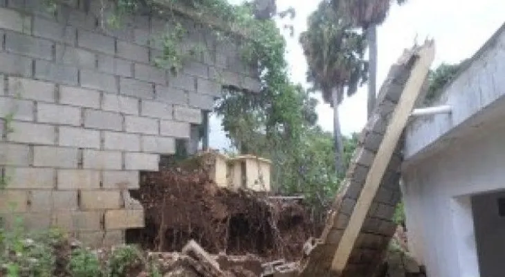  Aguaceros de Érika derribaron pared de escuela en Paraíso