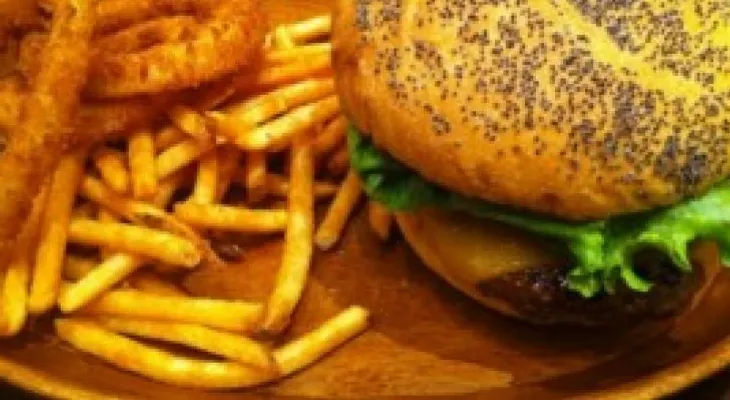 A qué se deben los impulsos de comer al estar trasnochada