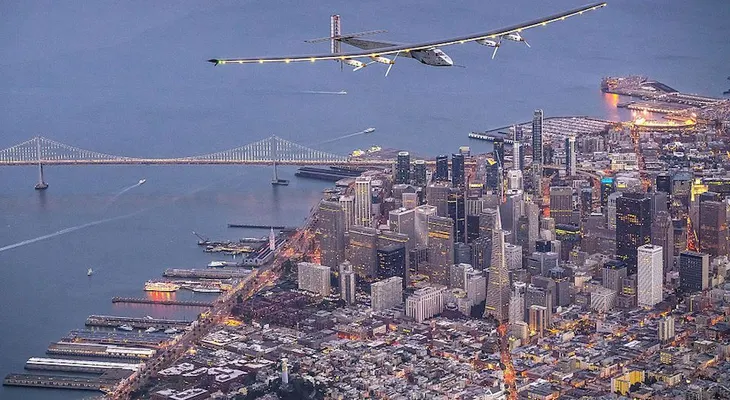 Finaliza con éxito la primera vuelta al mundo de un avión impulsado por la luz del sol