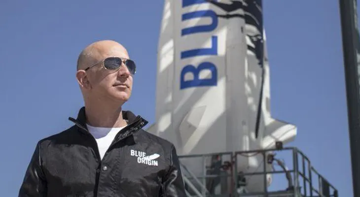 Jeff Bezos dice que enviará turistas al espacio en 2018