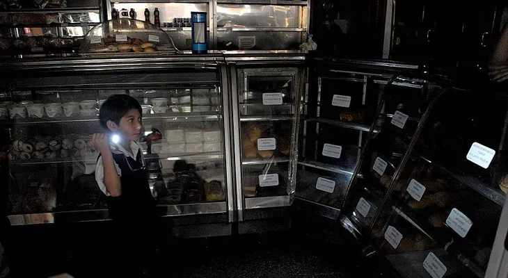 Venezuela adelanta la hora nacional para combatir la emergencia eléctrica