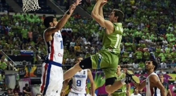 Estados Unidos le pasa al rolo a Eslovenia 119-76.