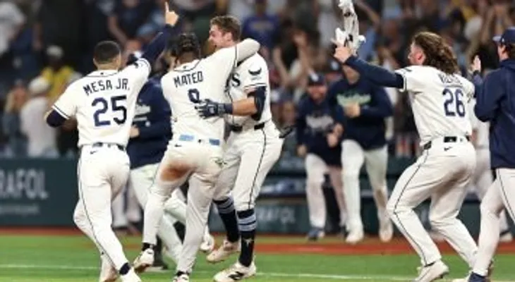 Rays evitan la barrida y ganan en extra innings su primer juego de la Serie Mundial ante Cerveceros