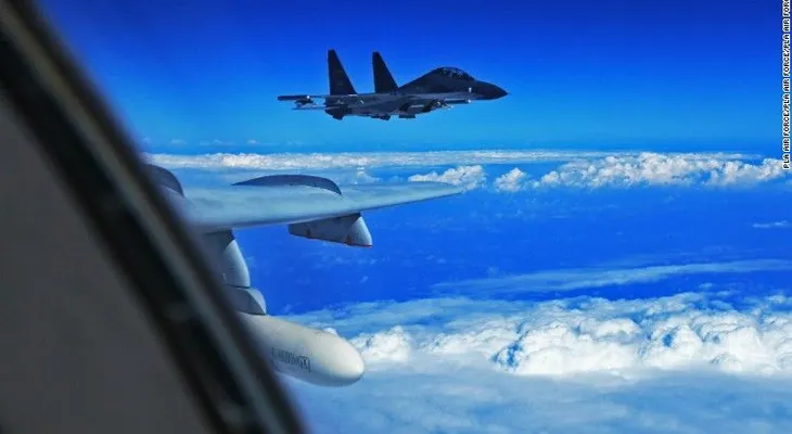 Un avión de combate chino voló bocabajo sobre jet de la Fuerza Aérea de Estados Unidos