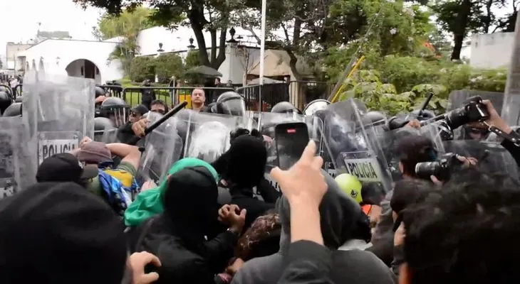 Miles de personas en Guadalajara protestan por el agua contaminada y dejan decenas de heridos y detenidos