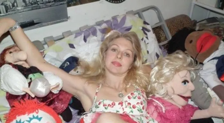 Mujer botó a su novio para vivir con sus marionetas