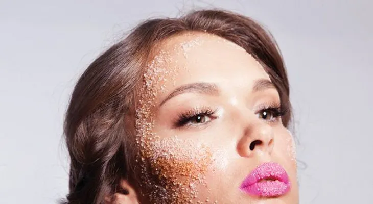 Exfoliación con azúcar ayuda a rejuvenecer el rostro de hombres y mujeres