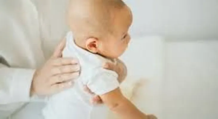 Intentar quitar gases de los bebés con un té no es buena idea, según pediatra