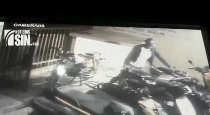 Cámara capta a un hombre robando motor de un parqueo