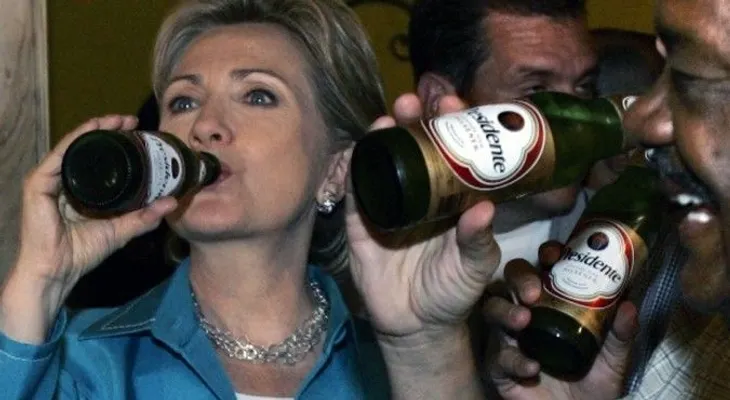 Republicanos usan foto de Hillary bebiendo cerveza Presidente para atacar su campaña 