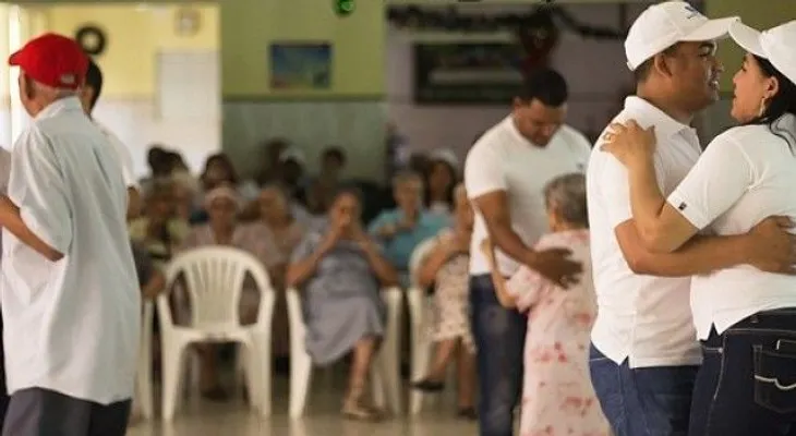 Firma celebra aniversario en hogar de ancianos