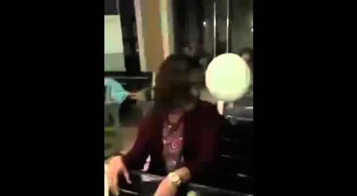 Fantasma del niño consuela a su mamá frente a su ataud (VIDEO)