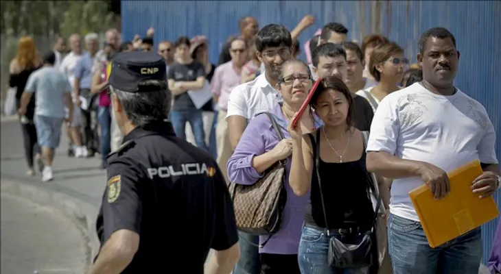 Caen un 33,5 % las autorizaciones de trabajo a extranjeros en España